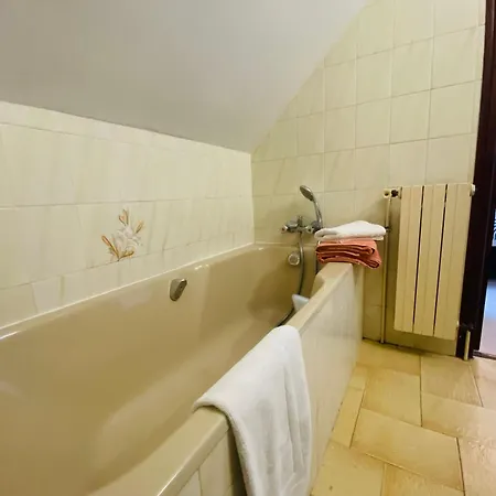 Maison Le V - Proche مونتِفرا